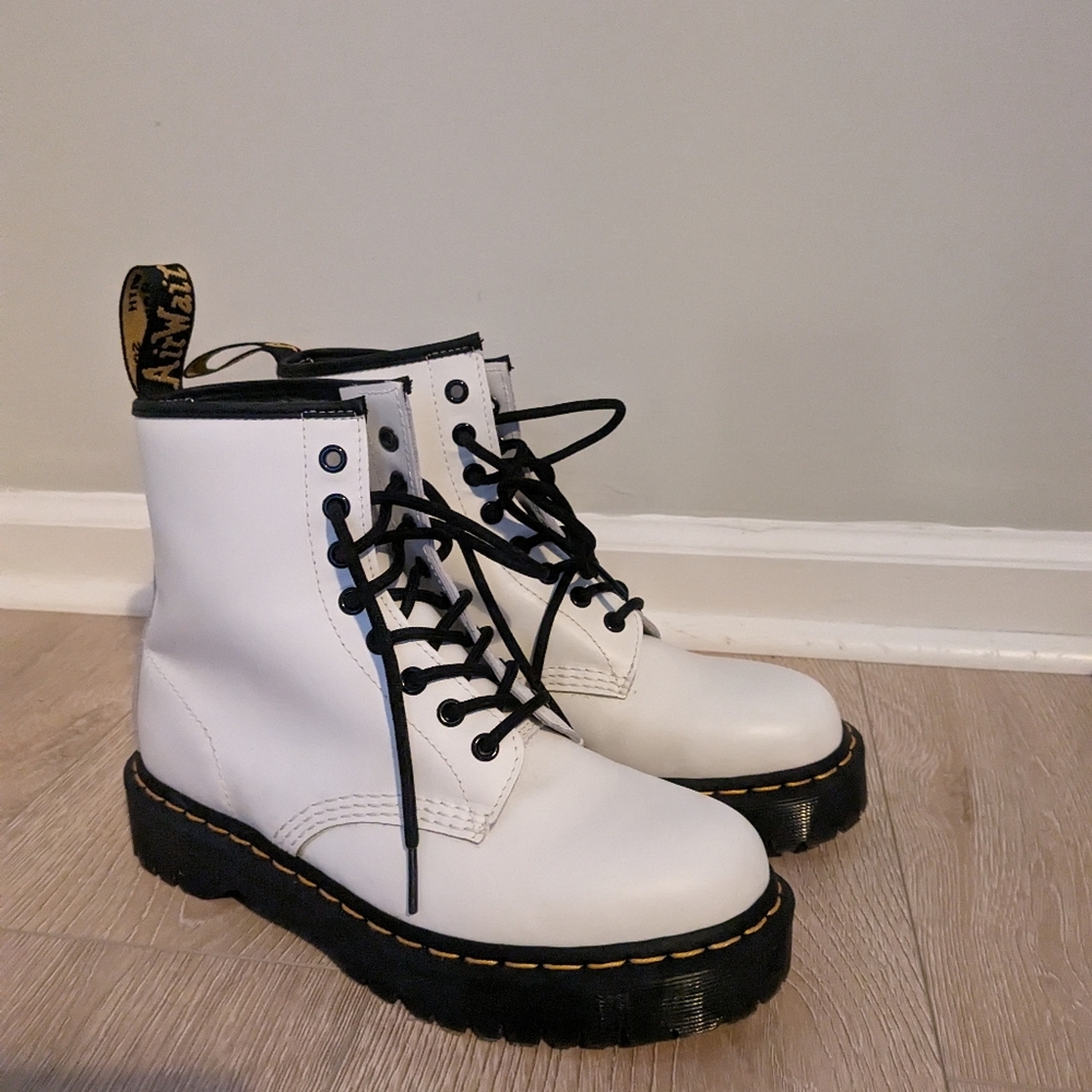 Brand new never worn white doc martens w8